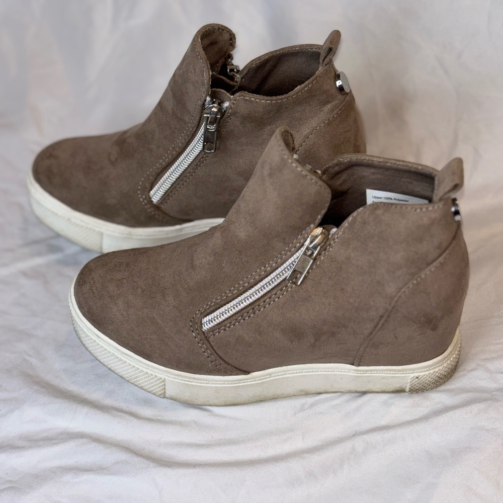 Girls Taupe Suede Wedge Sneaker with Side Zipper size 1 youth